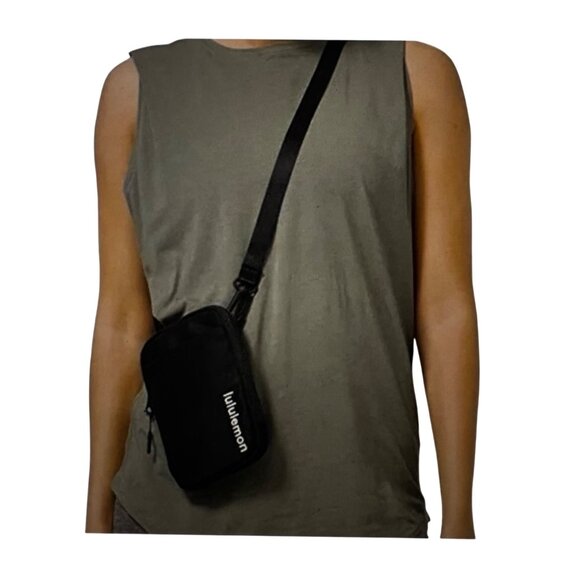 Lululemon Easy Access Crossbody dark teal Bag Nylon Belt Black Adjustable Strap - Picture 4 of 9